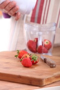 Erdbeeren zerkleinern mit dem Küchenhäcksler im Praxistest