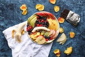 Früchteteller mit verschiedenen Früchten und Mango