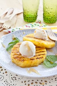 Leckeres Dessert aus gegrillter Ananas und Vanilleeis